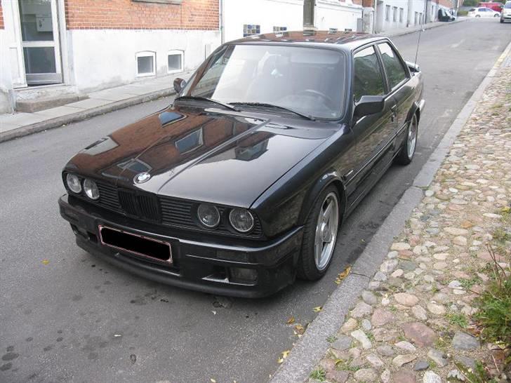 BMW E30 325I MtechII ( SOLGT) - Lidt dårligt billede,, men der sidder Azev-a hjulene på den. billede 14