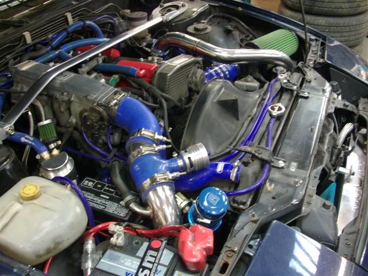 Nissan Almera Gti - Solgt - Og et fra den anden side, alt i stålarmerede slanger og blå silicone :) billede 10