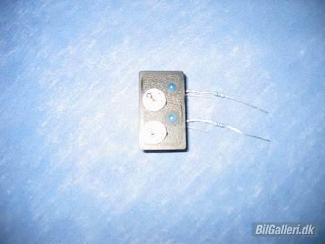 Toyota Carina II - En af de sæt kontakter med blå diode jeg har lavet til bilen. Er monteret, med ledninger og det hele trukket, mangler bare det de skal tænde =) billede 4