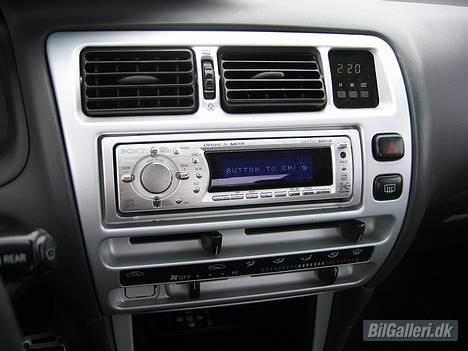 Toyota Corolla 1.6 GSi - SOLGT - Alufarvet interiør :) fik endelig ny ramme til radioen, det pynter sgu ;) billede 9