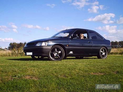 Ford Escort (kurtklorin) Solgt - Ny andlæg bygget op :D og 2 nos flasker i midten som er blevet malet under lige farve hvor jeg har fået dem. men de skal nok blive lavet blå igen tror mig ;) billede 8