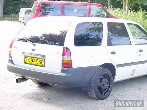 Ford Escort 1,6i 16V st. car - Og et af bagenden... Den midterste del af baglygterne er senere blevet tonet... billede 6