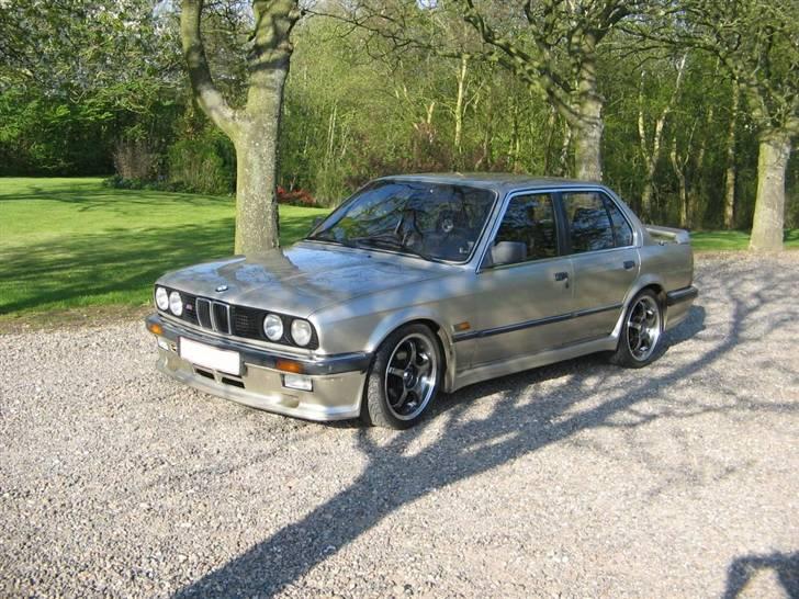 BMW E30 324D billede 1