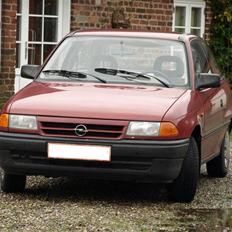 Opel Astra 1,6 I - SOLGT