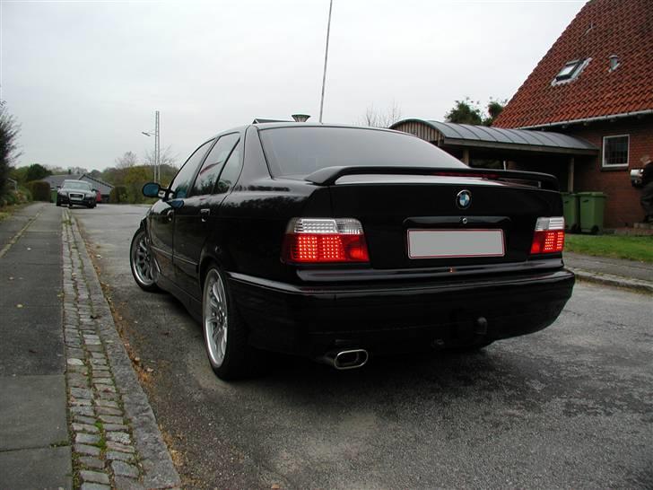 BMW E36 - Diode baglygter i rød/hvid design billede 7