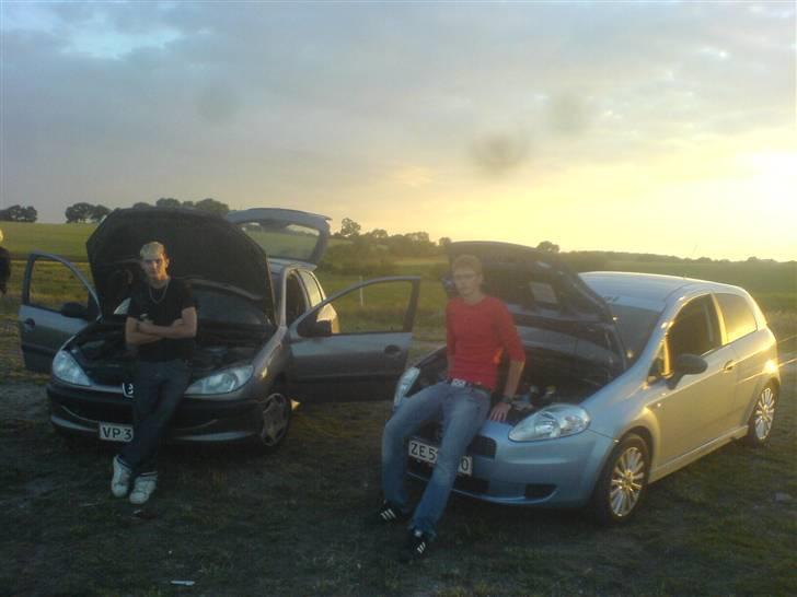 Peugeot 206 død :'( <3 - Mig og Charlie da vi var på Camping, ved vikær camping plads :D billede 10