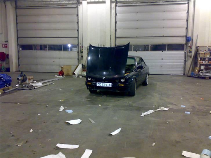 BMW E30 320i SOLGT billede 2