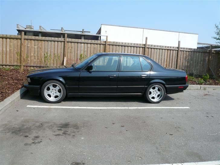 BMW 735i    SOLGT  billede 2