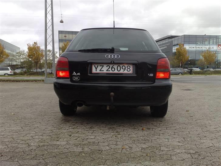 Audi A4 1,6 "konebilen" - og bagfra..  bemærk den venlige bule en har lavet i dag... suk suk billede 3