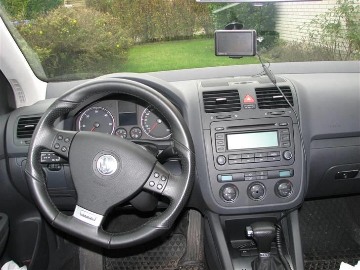 VW Golf V 2,0 TDI - kaptajnens plads med anden pilot "GPS´sen? hehe  billede 6