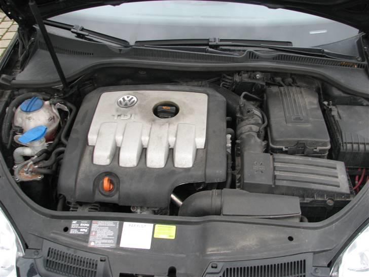 VW Golf V 2,0 TDI - Ja, jeg ved det godt det kunne godt trænge til en moter vask!  XD billede 7