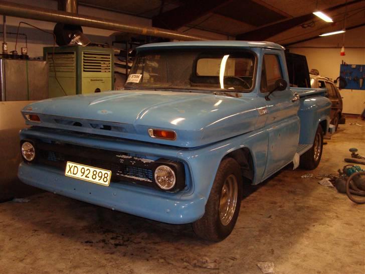 Chevrolet c10 stepside - så bliver den poleret op  den er fulstændig mat i lakken så pollish og  voks billede 4