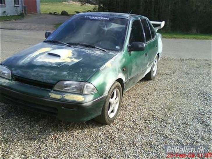 Suzuki Swift --Solgt-- - lånte lig et billede fra tidligere ejer inden den blev malet:P billede 9