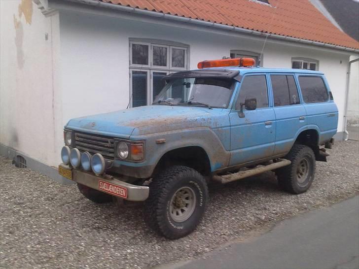 Toyota landcruiser HJ 60 turbo $DEN BLÅ$ - jeg prøver og holde på mudderet men det falder bare af mig:s sys far ikk godt om han siger jeg skal være smort ind i pladder:d billede 2