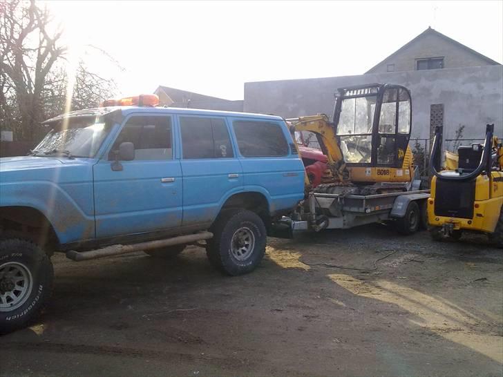 Toyota landcruiser HJ 60 turbo $DEN BLÅ$ - var da lige ude og grave lidt huler i haven da vi sku ha en lille brøn, så den blå måtte køre maskien ud og hjem:p  billede 4