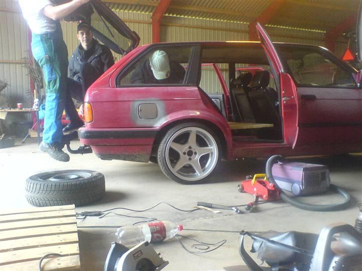 BMW e30 320i Toruring Solgt - 3 små fede læerlinge for og få den ned, brock B1 8,5X17 ET 13 billede 6