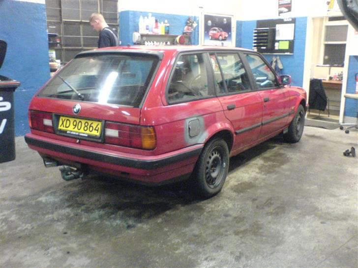 BMW e30 320i Toruring Solgt - lavt rust ved tank dækslet billede 7