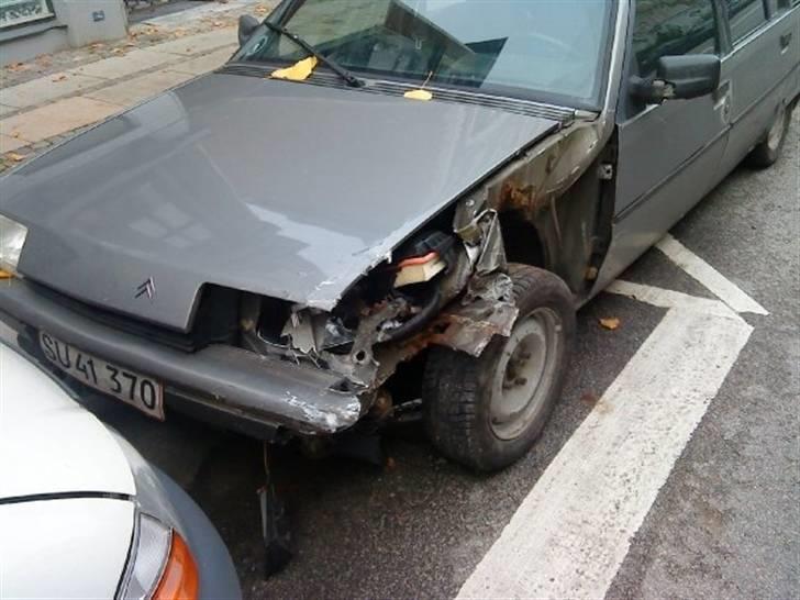 Citroën BX 19 GTi - 20. oktober 2008 kl. 04:45. En Audi A3 ejer overser lige sin ubetingede vigepligt. Beskeden fra værkstedet er" Den bliver aldrig til bil igen". Godt jeg havde en anden BX så jeg kunne tage hjem og køre på arbejde i den. Kom dog ½ time for sent. billede 6