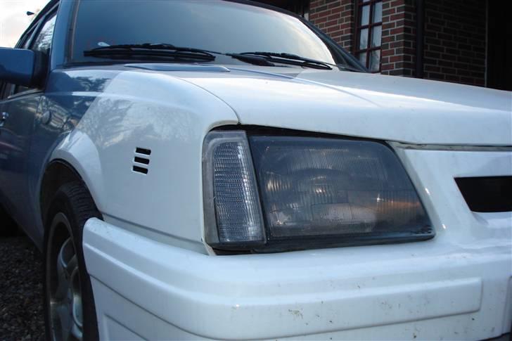 Opel Ascona C-CC Vinterbil. - De sorte lygter og badboy.. Jeg tror der kommer sorte lygter på den grønne os.. billede 3