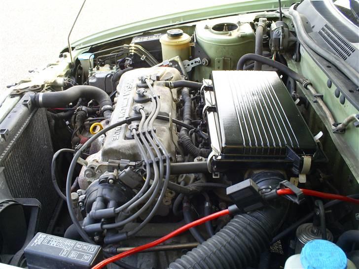 Nissan Primera GX P11 [Solgt] - Så er låget til luftfilterkasse malet sort og lakeret... pynter da.. billede 15