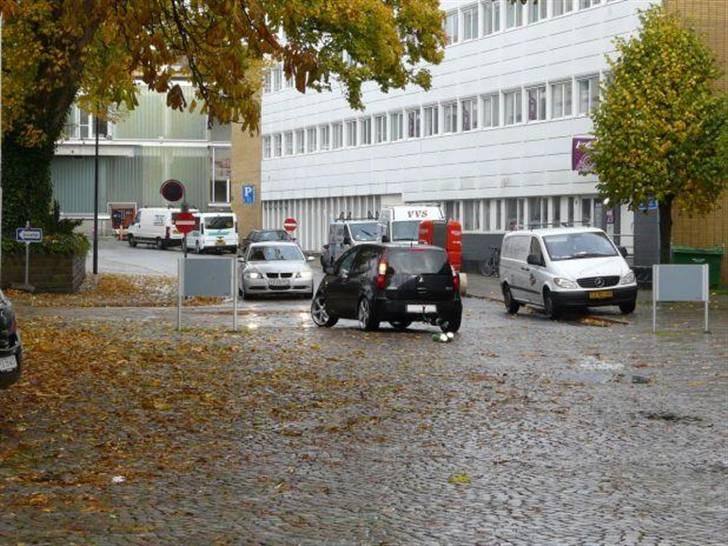 Mitsubishi Colt super - BMW´en overfor er tydeligvis meget misundelig... "det er BMW´en jeg tog kørekort i" billede 5