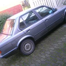 BMW E30 323i  