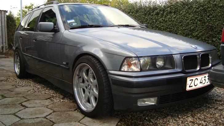 BMW 323i Touring  billede 1