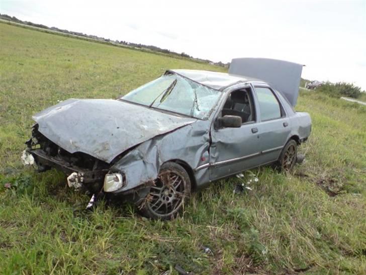 Ford Sierra 2.0i CL *Solgt* - Ja sådan endte Sierraen sit liv. Lidt trist at se en bil man har brugt så lang tid på, blive smadret af en anden ejer... Ohh well life goes on. billede 20