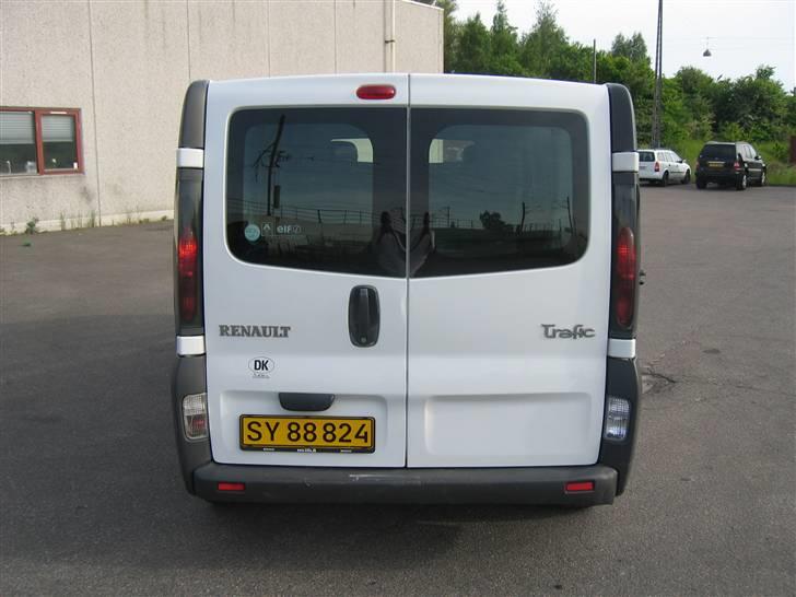 Renault traffic 1,9dci (SOLGT) - i baggrunden kan skimtes min mercedes som også er herinde.  billede 4