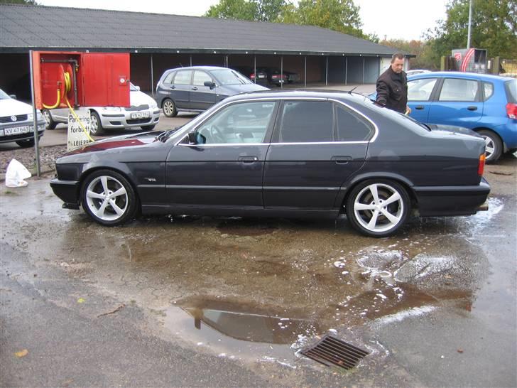 BMW 525i 24v "Solgt" - FarFar vasker lige min vogn :D billede 1