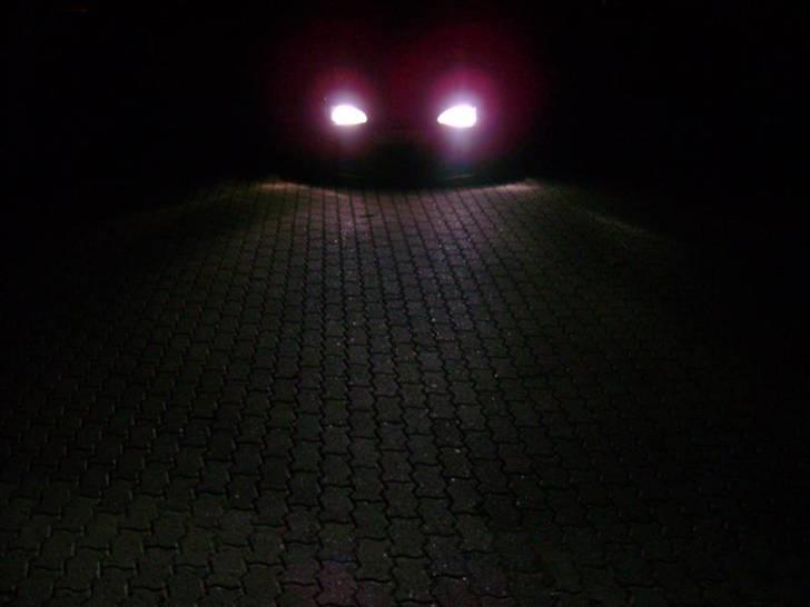 Mitsubishi Colt (SOLGT) - Megawhite pære.. Gul positionspære? :( Virker meget xenon-agtigt, selvom det ikke rigtig kan ses på billedet :( Vejen bliver blålig :D billede 20