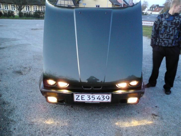 BMW 320i TOURING (solgt) - Hehe, alle andre på BG gør sådan med kølerhjelmen, så gør jeg også ;) hehe billede 3