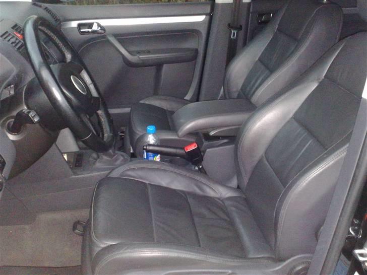 VW Touran - Dejligt med læder. står som ny, så længe man passer det.. billede 3