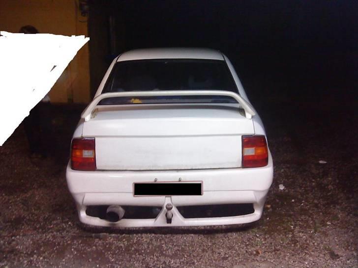 Opel vectra a rustet væk :D - så lige opgradert med en ny vinge :) fra en E36 billede 8