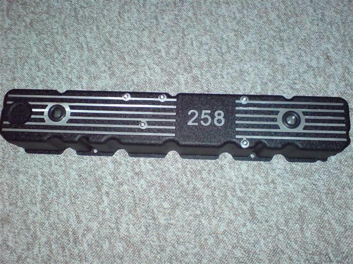 Jeep AMC CJ7 (SOLGT) - Mit nye ventildæksel der ligger klar til montering.. billede 18