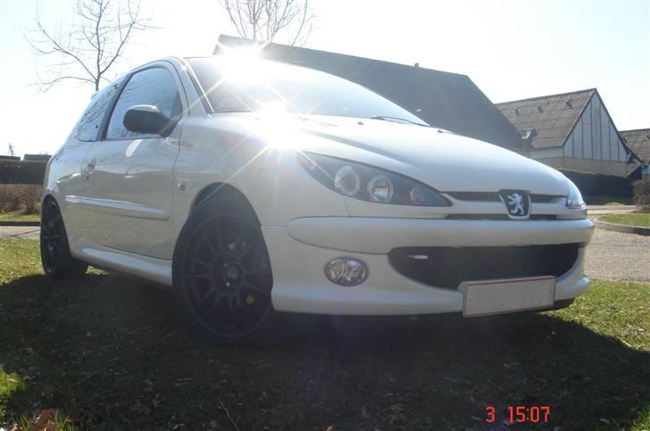 Peugeot 206 * SOLGT * - så er der kommet alu hjul på, har slev fået dem lakeret sorte .. billede 8