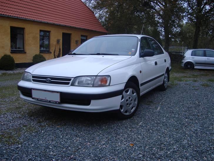 Toyota Carina E  billede 1