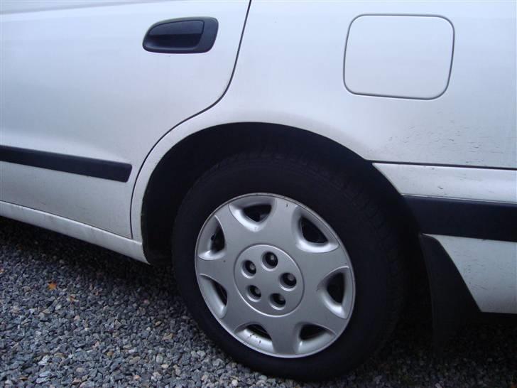 Toyota Carina E  - pæne skærmkanter uden for meget rust, faktisk ingen ;O) billede 11