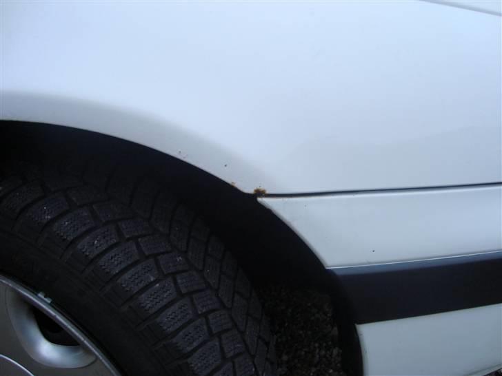 Toyota Carina E  - Det eneste rust der er i det et stenslag der ikke blev ordnet :-(  billede 12