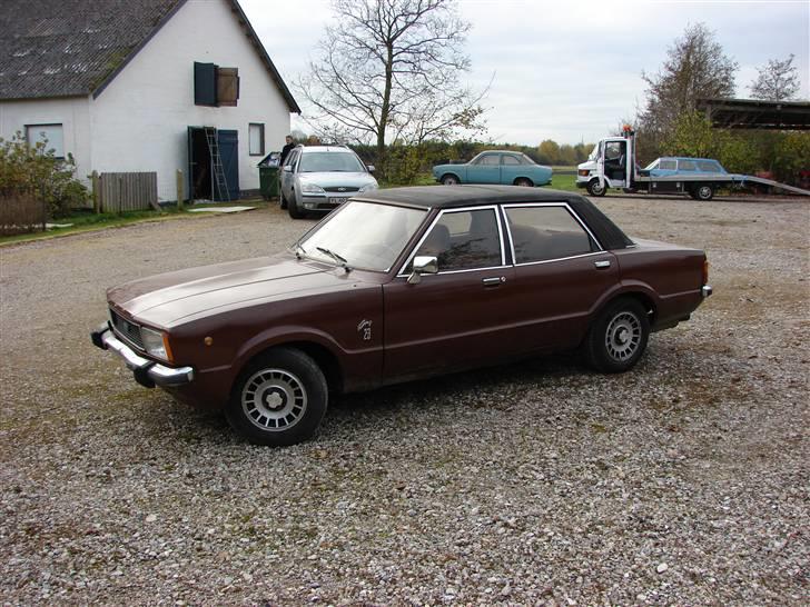 Ford Taunus 2.3 Ghia aut.hugge - WROOOOUMMM! En rigtig 6 cylindret vogn! . . . . Meen lige nu har jeg 2 brændte ventiler, så det er så som så med tomgangen......... billede 2