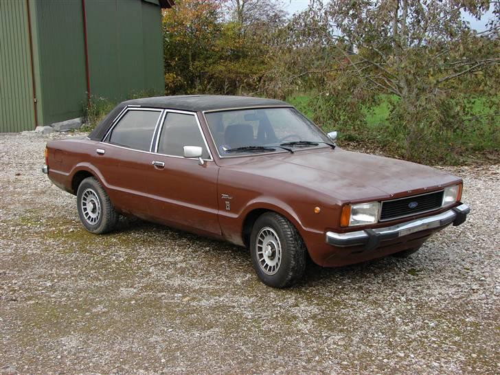 Ford Taunus 2.3 Ghia aut.hugge - BæBrun var engang moderne! Og denne vogn er malet med en skovl og en kost! lakken løber værre end en hest, der har fået stød! Men den er ikke så rusten, så det gør noget. Planen er at den skal genopstå som fugl Phønix i farven broncemetallic!  billede 3