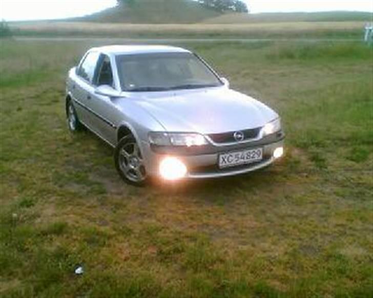 Opel vectra b solgt - før den sku males var den kedelig at se på  billede 1