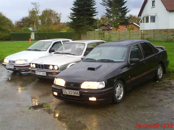 Ford sierra ghia - Holder lige sammen med to kammerater til lidt fælles foto  billede 15