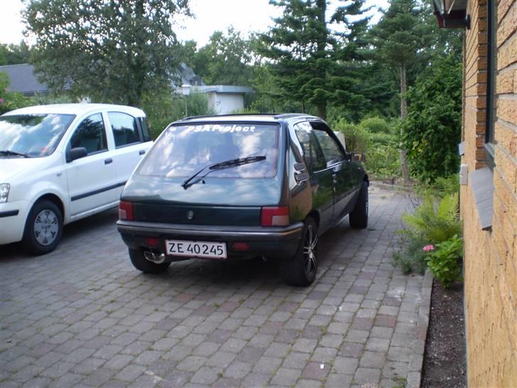 Peugeot 205 forever *TOTALSKADET* - Den lille darling sammen med Moars Panda :b haha.. billede 4