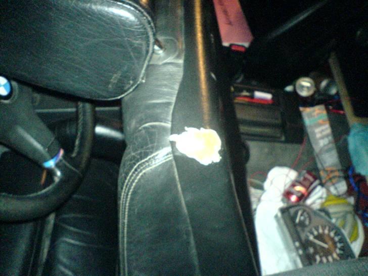 BMW e30 320i Toruring Solgt - Den lille skade som føresædet desvære har billede 10