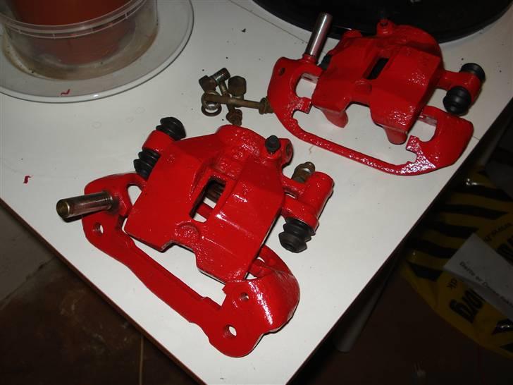 Toyota Corolla AE86 SOLGT - Så er front kalibrene klar til montering med nye "mamsjætter" og det hele billede 6