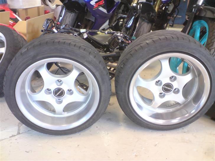 VW golf 2 d  SOLGT - før og efter polering billede 2