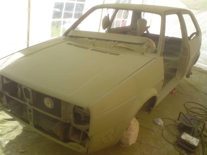 VW golf 2 d  SOLGT - så blev den malet.. havde jeg aldrig gjort før med sprøjte men det va nu sjovt nok billede 12