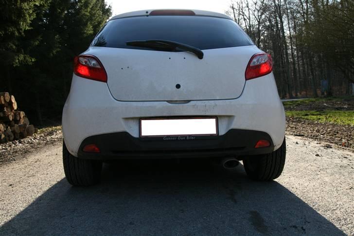 Mazda 2 1,5 solgt - huller skal spartles ud billede 4