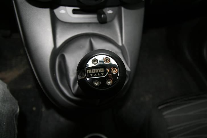 Mazda 2 1,5 solgt - momo pynter altid i en bil billede 7